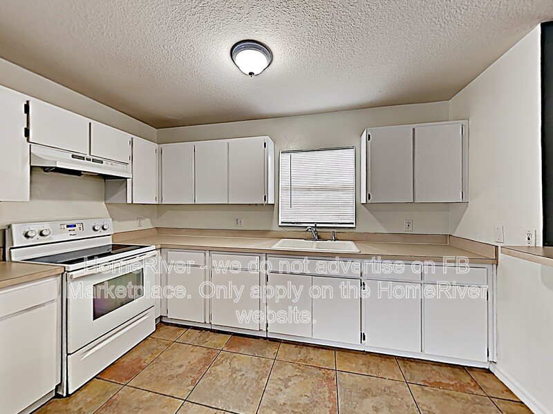 Pet-friendly 3 bedroom Bungalow w/fenced yard, and washer  and dryer property image