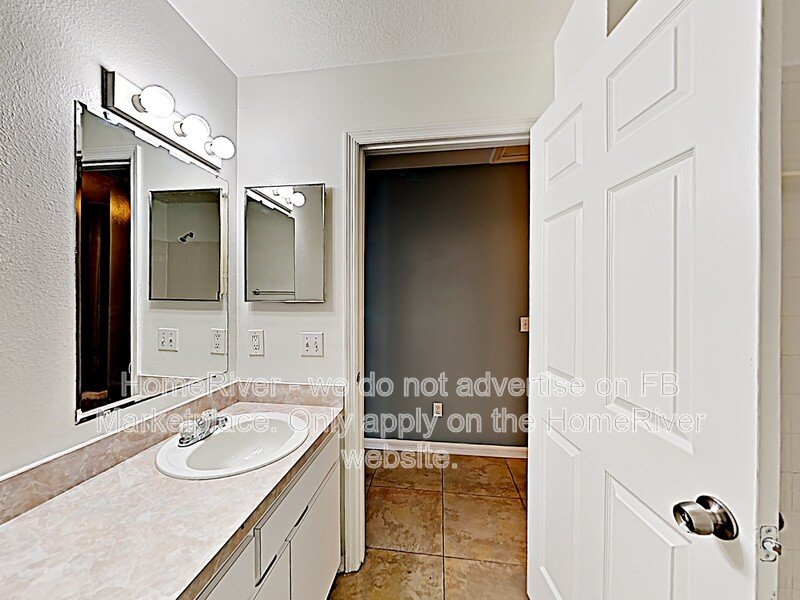 Pet-friendly 3 bedroom Bungalow w/fenced yard, and washer  and dryer property image