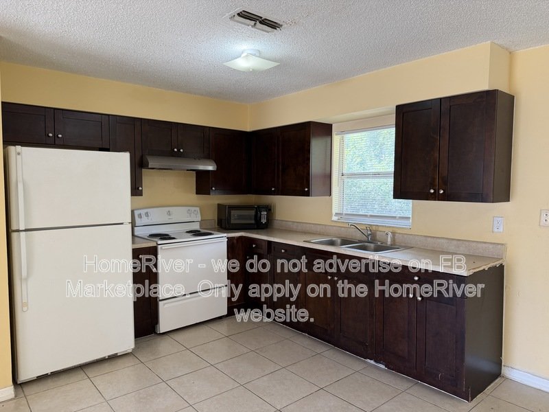 3 bedroom pet-friendly home with large yard and washer and dryer property image