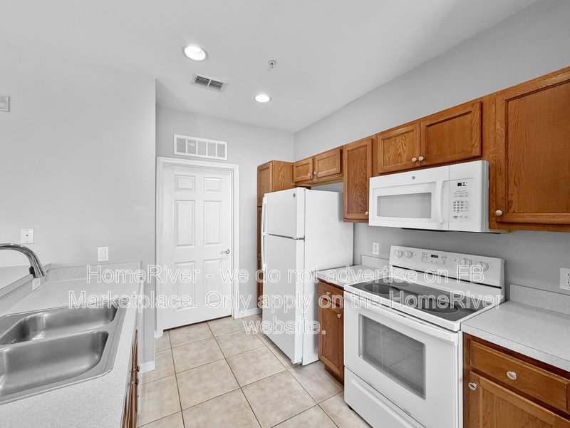 Guard Gated Community!!! 2532 Grand Central Pkwy Apt 4-16 property image