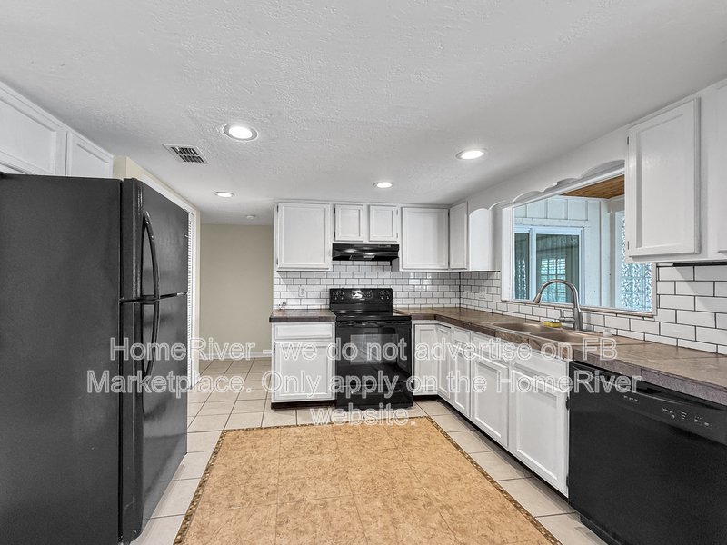 8163 Village Green Rd Orlando, FL 32818 property image